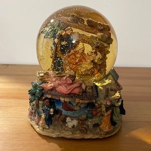 “The First Noel” music Christmas snow globe